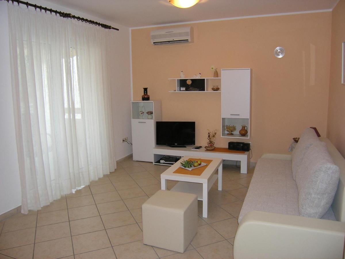 Apartments Biljana For Relaxing Holidays In Baska Bagian luar foto