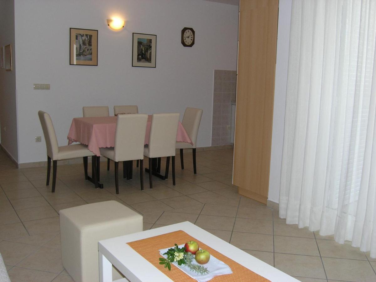 Apartments Biljana For Relaxing Holidays In Baska Bagian luar foto
