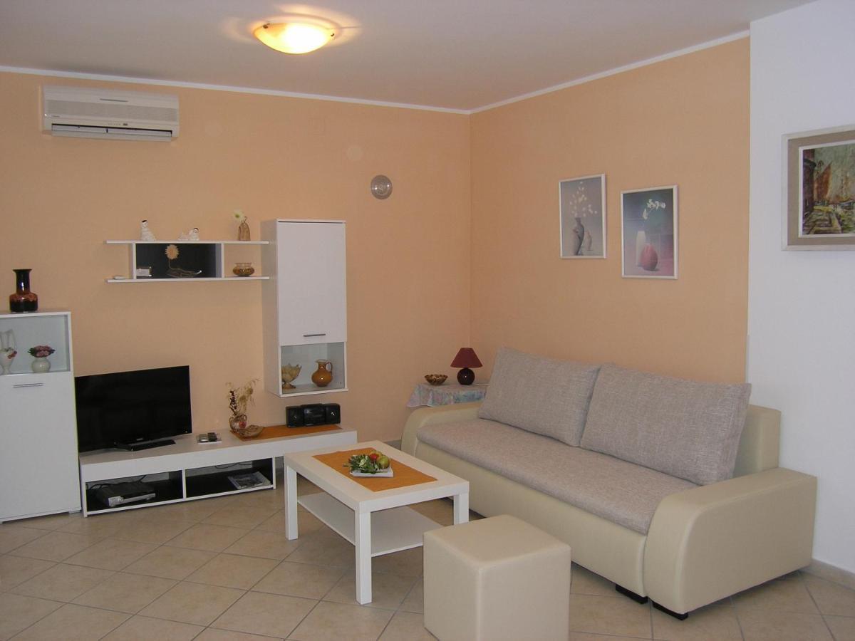Apartments Biljana For Relaxing Holidays In Baska Bagian luar foto